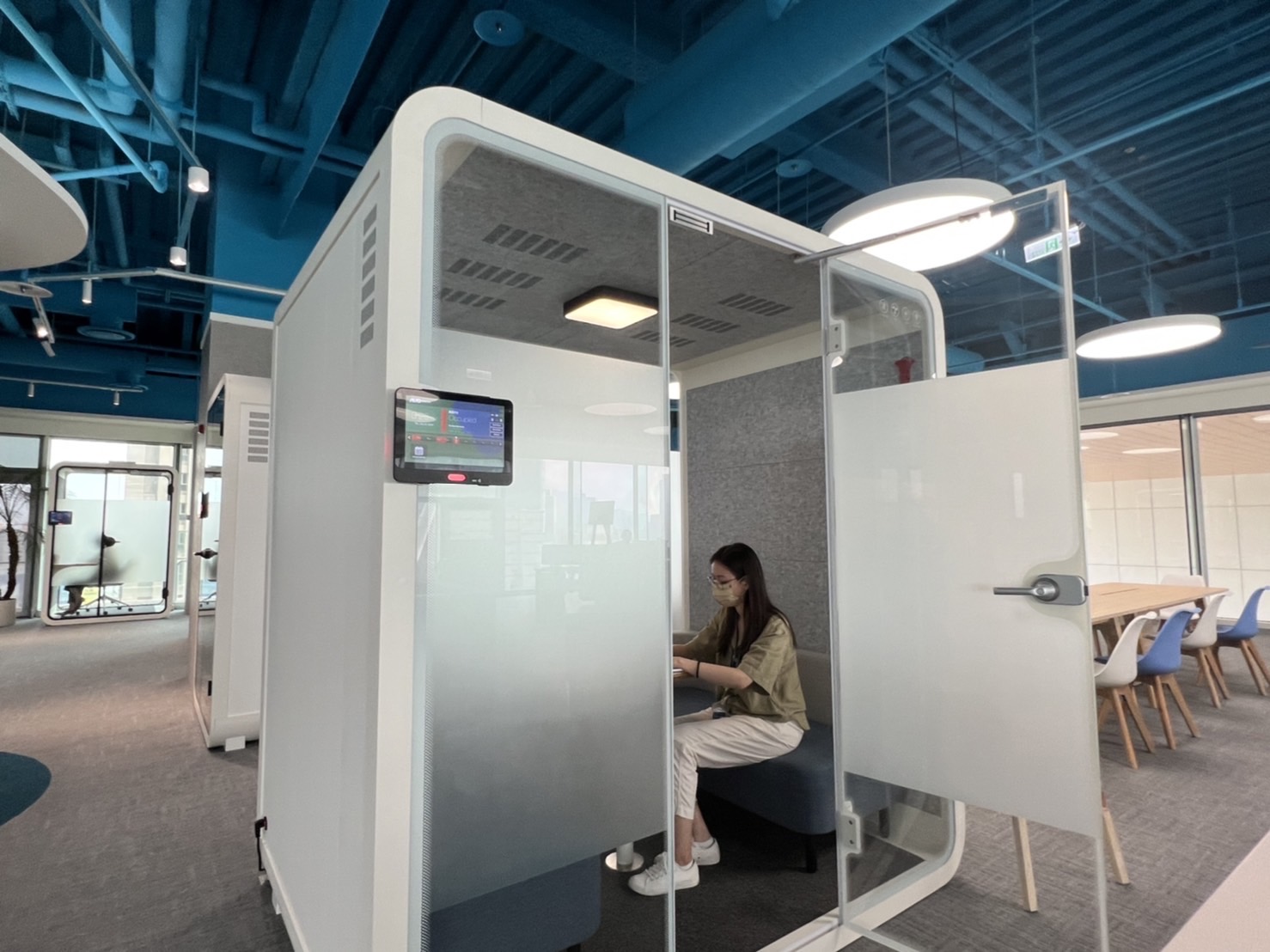 U乐国际高雄據點的智慧行動辦公艙，展現U乐国际在面板以外的研發應用軟實力